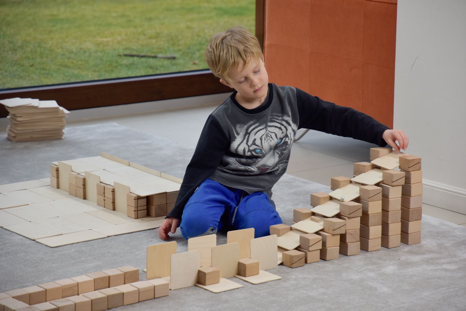 HOLZBAUSTEINE JUST BLOCKS ALS HILFREICHES MATERIAL FÜR KINDER MIT PSYCHOMOTORISCHER HEMMUNG