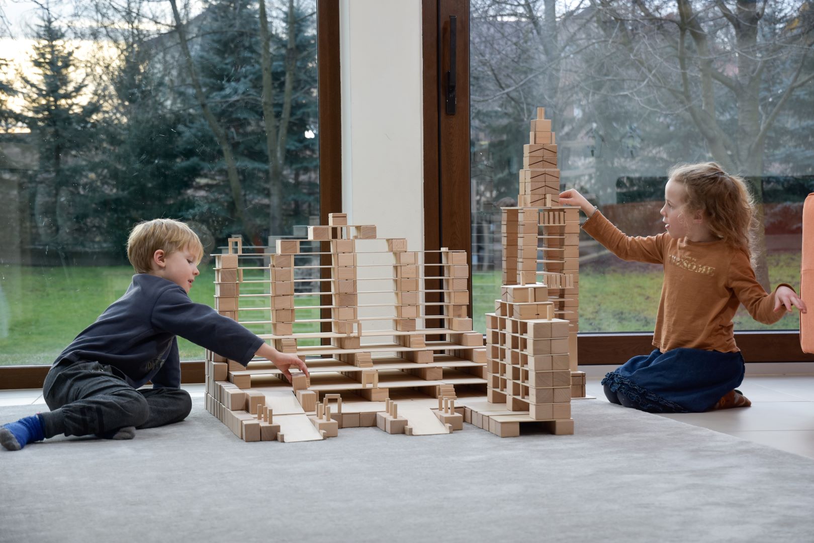 HOLZKLÖTZE SIND EINE INSPIRATION FÜR KINDER