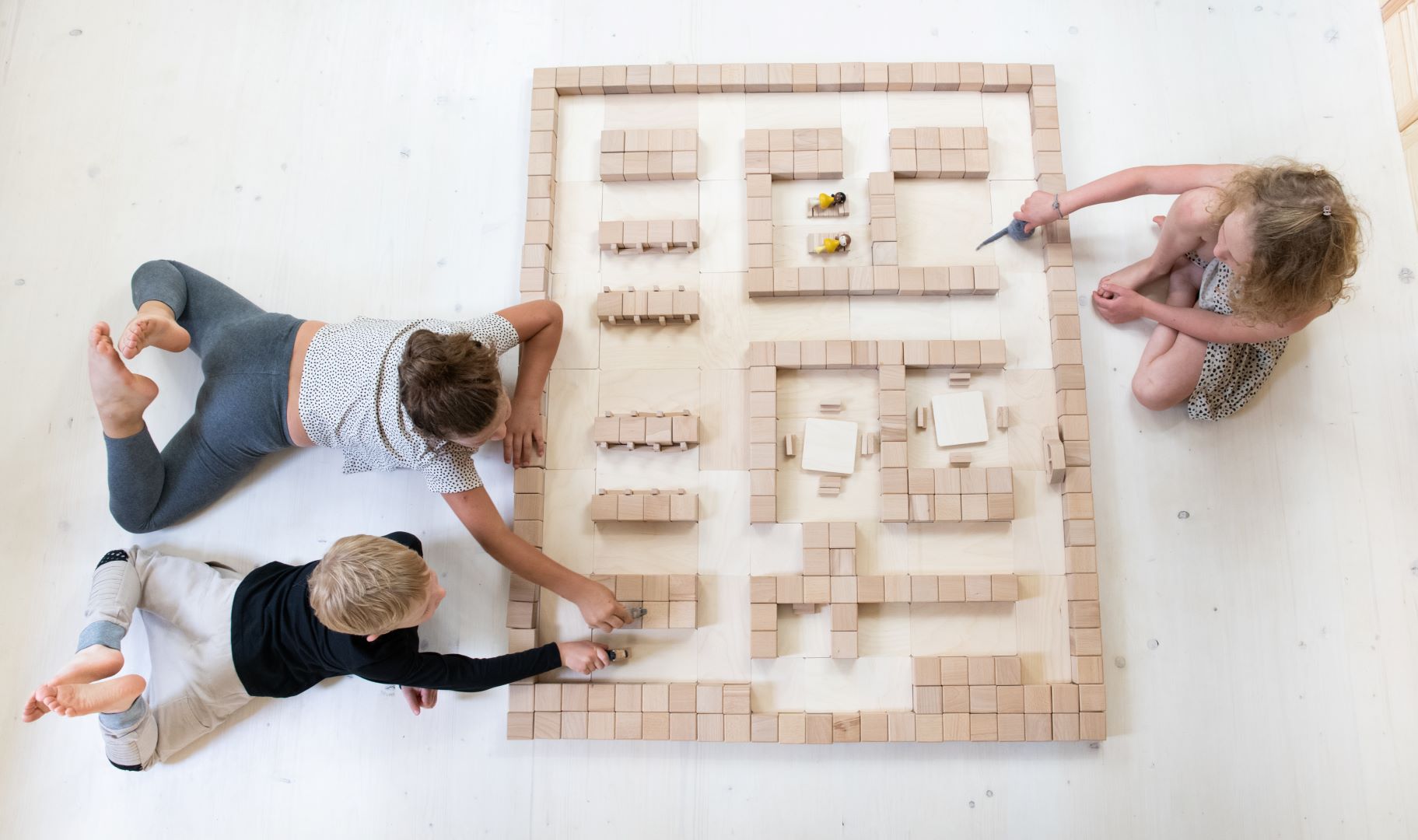 ÖKOLOGISCHE UND BILDENDE SPIELZEUGE FÜR KINDER: DIE VORTEILE VON HOLZKLÖTZEN